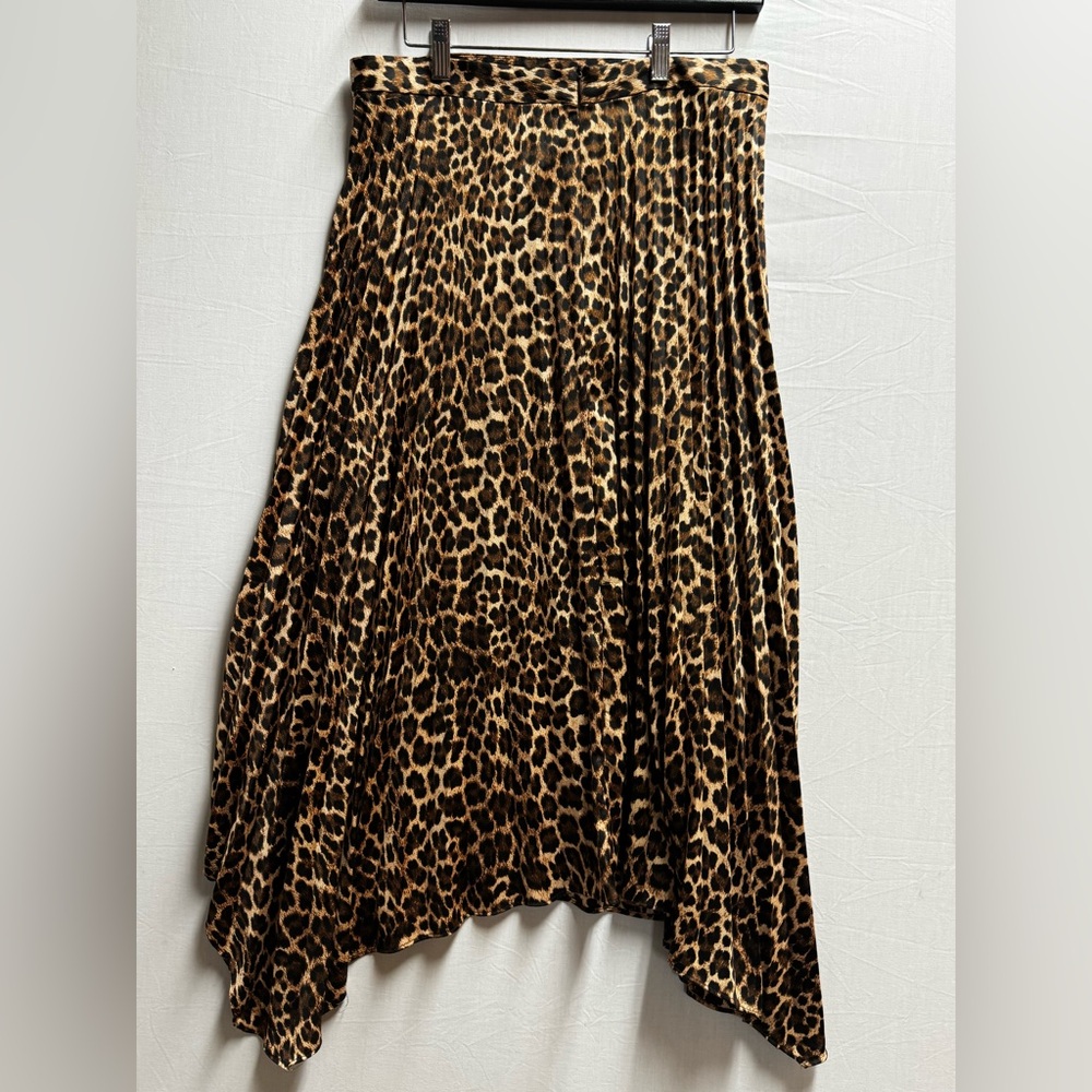 Zara leopard print skirt
Excellent condition
Missing interior tag 
Size 6